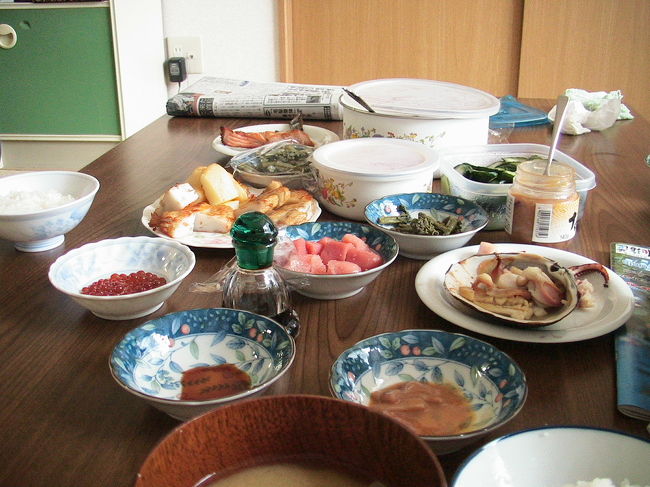 義妹の家でごちそうになった朝食です。<br />しょうゆイクラ、いかのしおからは、義弟の手作りです。さすがにうまい！<br />こんなにいっぱい食べ切れません。