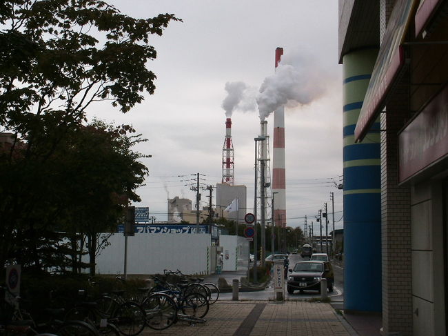 駅のすぐそばに王子製紙・苫小牧工場があり、煙突からはけむりが（水蒸気か？）出ていました。<br />苫小牧が、王子製紙の企業城下町でもあるのでしょうか。