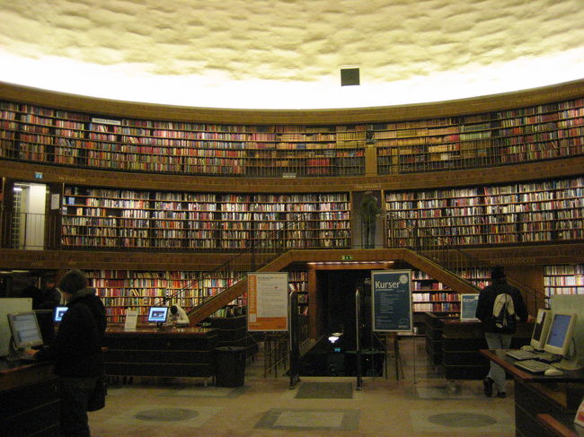 市立図書館（Stadsbiblioteket）<br /><br />森の墓地と同じアスプルンド(Erik Gunnar Asplund)設計のストックホルム市立図書館です。<br />360度見渡す限りの本・本・本！<br />こじんまりしているけどすごい迫力。<br /><br />本の背表紙がカラフルですごい素敵でした。<br />何の本なのかはよくわからなかったけど（笑）<br /><br />今日の観光はこれで終わりです！<br />足が、足が痛い〜っ。<br />★アクセス　Radmansgala駅下車　左に徒歩5分くらい。