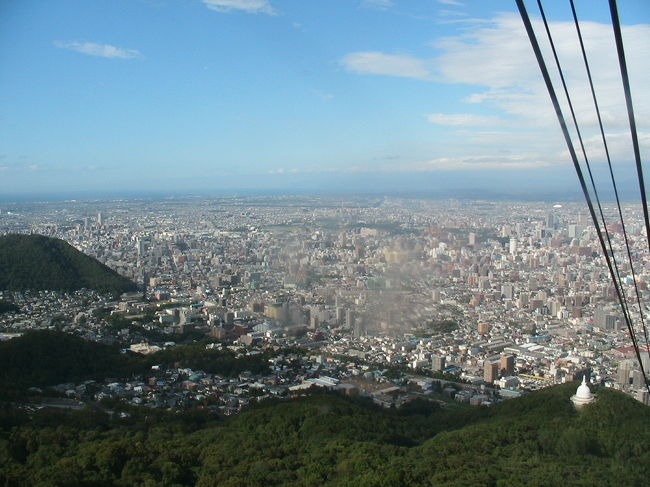 スープカレーで相当に気分をよくした私たちは、ロープウェーで藻岩山に行きました。<br />絶景かな札幌は！