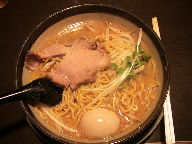 帰りがけにラーメン横丁に寄って、味噌ラーメンを食べてからホテルに帰りました。<br />なんてたって「食べすぎ」！