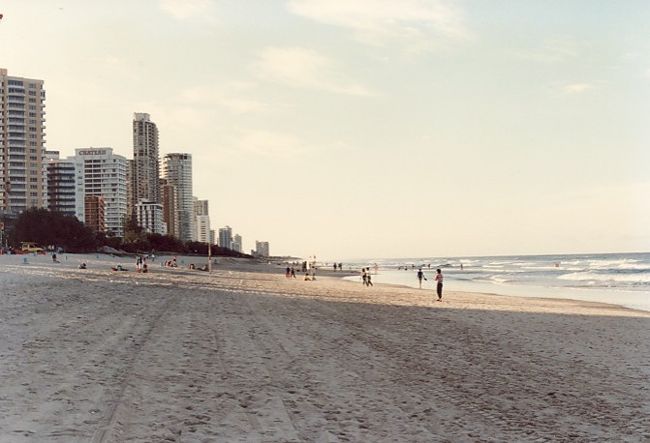 ブリスベンから車で１時間くらいのところにあるゴールドコーストのサーファーズパラダイス。　美しいビーチリゾート。