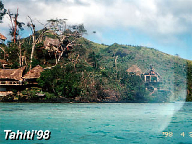 台風で崩壊した「ホテル　ハナイチ」