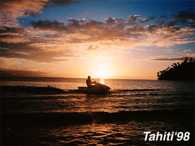 ジェットスキーに乗っている旦那です。（浮き板の上からとりました）すばらしい夕日ですよね♪