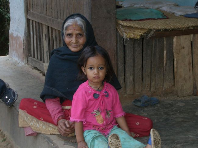 カトマンドゥのネパール人の友人の実家を訪問。<br />素適なおばあちゃんと孫娘。<br />　いいお顔をしています。