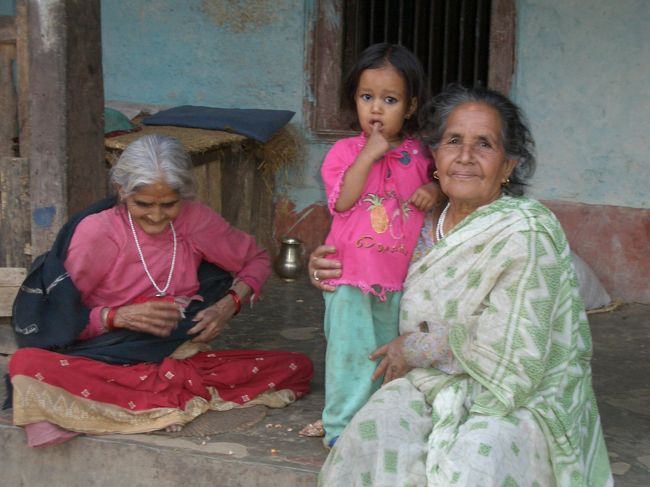 右の端の婦人が友人の母親<br />ネワール族の人は彫りの深い顔立ちです。<br />三世代、美人系ですね。<br />庭先の縁で。