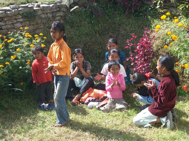 ティハール（光りの祭り）だ。<br />ちびっ子ギャング団は待ってましたとばかりにネパール一有名な曲、「レッションフィリリ」を歌い出した<br />お祭りのときにだけ許される行事なのだろう。<br />お小遣いのおねだり。20Rを上げました。<br />　<br />写真は歌に合わせて踊る子供達<br />　　　　声が聞こえてきそう。<br /><br /><br />