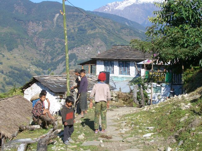 男の子の集団。<br />真っ黒になって表で遊びます。<br />こんな光景、ずいぶん前に日本でも見られたのに。