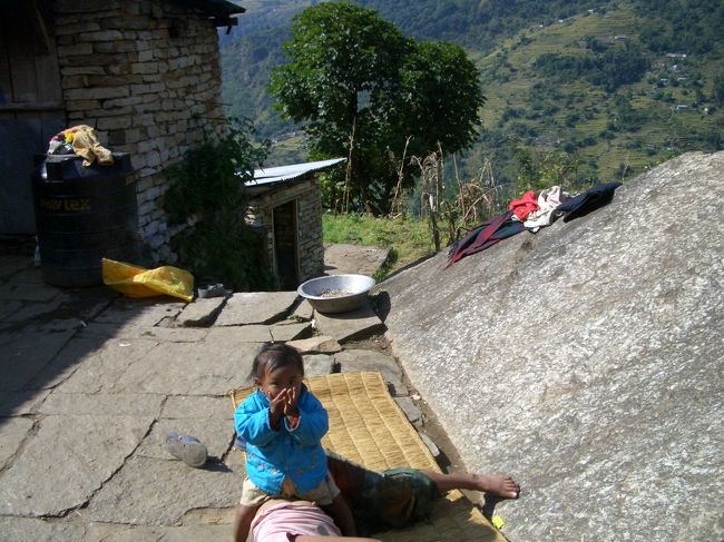 むしろの上はお昼ねタイム。<br />ママのおなかの上は気持ちが良いな。<br />馬乗りかな。