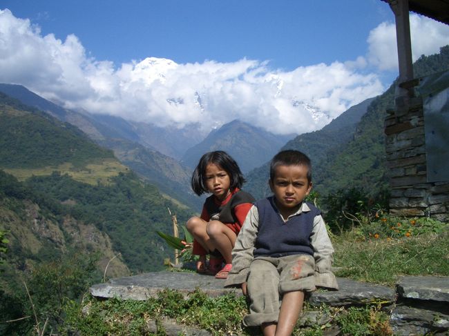 アンナプルナの山群をバックに<br />ヒマラヤの子供は絵になりました。
