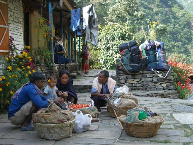 野菜の行商をする風景です。<br />村から村へ天秤棒をかついで参ります。<br /><br />人々の生活に触れながら歩いたネパールの旅。<br />そして笑顔が印象的でした。