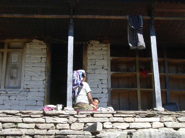 陽だまりで親子の対話が聞こえます。