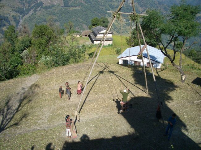 竹ざおで作られたブランコ。<br />天まで届くブランコが陽だまりの中で<br />影を作って大きく揺られます。