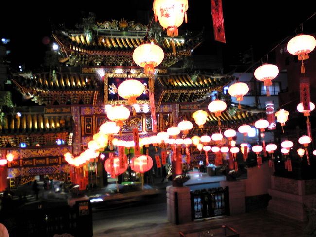 関帝廟ではありません。<br />歩いていたら開いていたお寺を見つけて少し見学。<br />雰囲気が良くてパチリ。