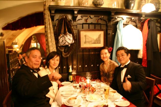 晩餐会後、レストランへ<br />（有名な老舗店なんだけど、店名なんだっけ…）