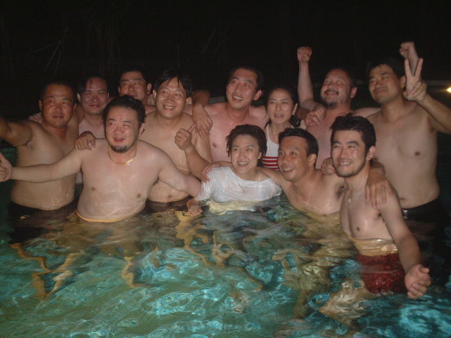 台北メンバーのお宅へ訪問<br />ＢＢＱ後、庭のプールに落とされました