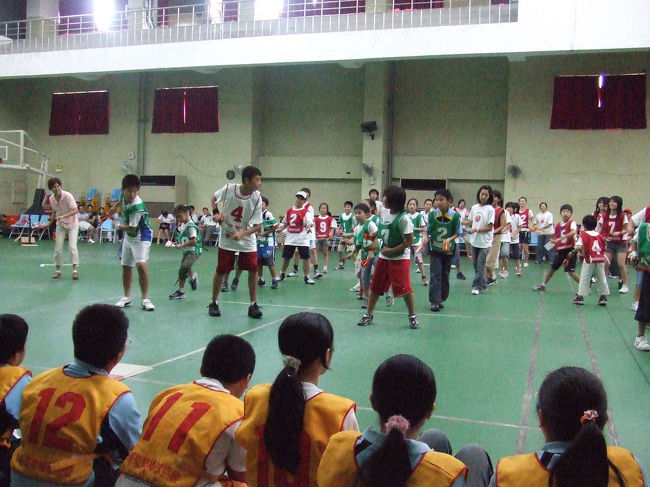 台北市・中山国民小学校体育館<br />踊りを披露