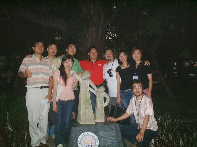 友好記念碑を囲んで