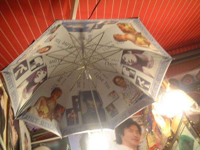 南大門市場<br />ヨン様の傘、お買い上げ。