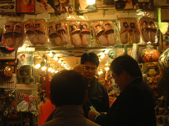 南大門市場<br />ヨン様スリッパ、お買い上げ。