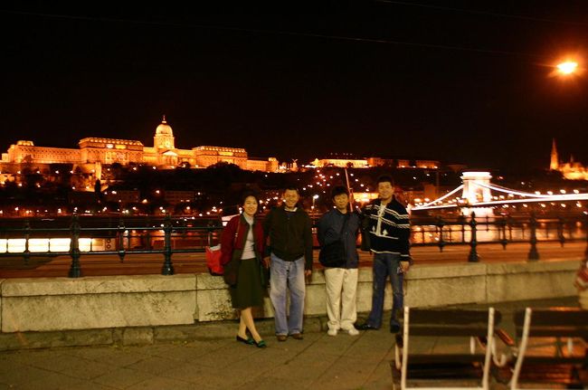 ウィーンからブダペストへドライブ<br />王宮をバックに