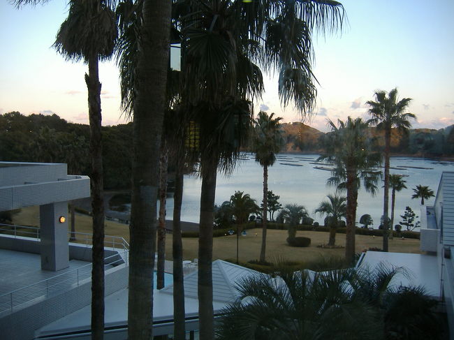 レストランから見る夕方の海