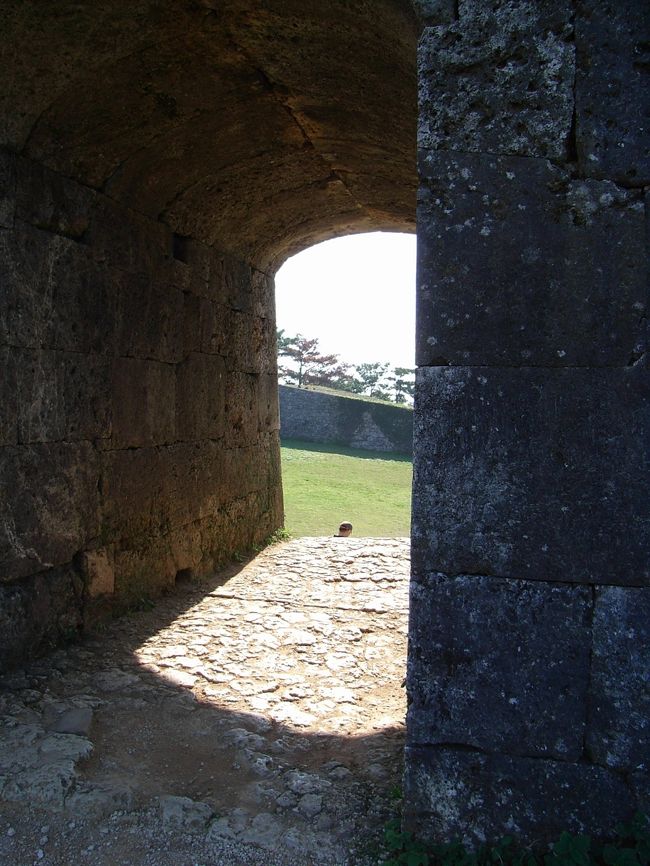 アーチ部分の壁の厚みも<br />他のグスク以上の堅固さです。