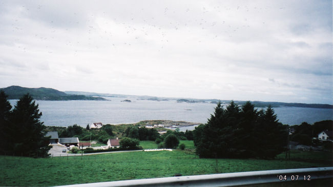 　スタヴァンゲルを出発し、ベルゲンへ向かう。<br /><br />　途中、2回バスごとフェリーに乗ってフィヨルドを渡る。