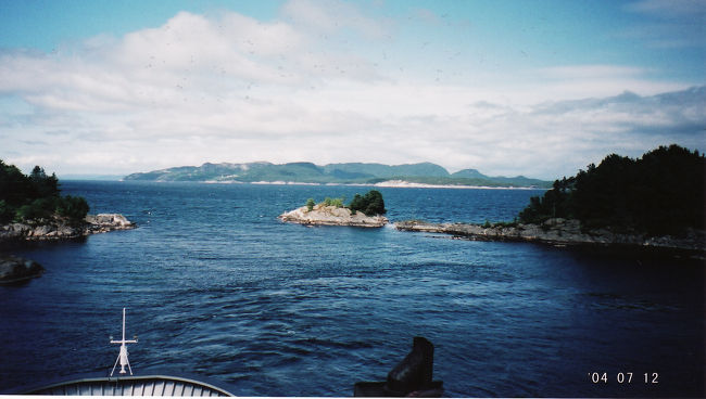 　ノルウェーに来て4日目にして、初めて晴れた。<br /><br />　フェリーに乗っている時間はけっこう長くて、バスを降りて甲板へ。寒かったけど、その寒さが心地良い。