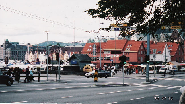 　ベルゲン到着。<br /><br />　ソグネフィヨルドへのフィヨルドツアーを予約しに観光案内所へ。バスパスを持っていたから、フェリーとバスが無い部分の鉄道だけ予約したかったけど、そういう組み合わせは難しいみたい。できないことはないけど、ものすごく時間かかるとかで、時間の限られた旅行者には不向き。しょうがないから、ベルゲン周遊のセットにした。