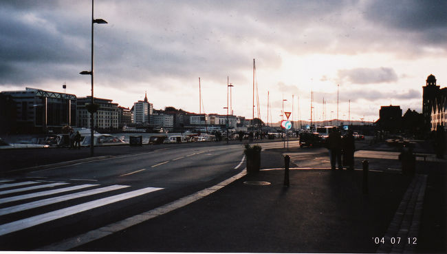 　レストランを出たら、もう22時過ぎ。<br />　それなのにこの明るさ。<br />　まだまだ、どこかに行きたくなる。