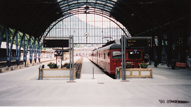 　いよいよソグネフィヨルドへ。<br />　8:40ベルゲン発、ミュルダール行き。<br /><br />　早い目に駅に着いたのに、席はかなり埋まってた。フィヨルドツアーの観光客ばかり。<br /><br />　ガイドブックにはベルゲン-ミュルダール間は大して景色良くないって書いてあったけど、山あり、川ありでそれなりに楽しめる。最初は進行方向に向かって左側の席のほうが、景色がよく見えた。後半は右側席の方が、遠くの雪山が見えて良さそう。