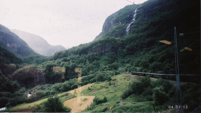 　小さな農家、<br />　岩山の隙間から流れ落ちる滝。<br /><br />　おとぎの国みたい。