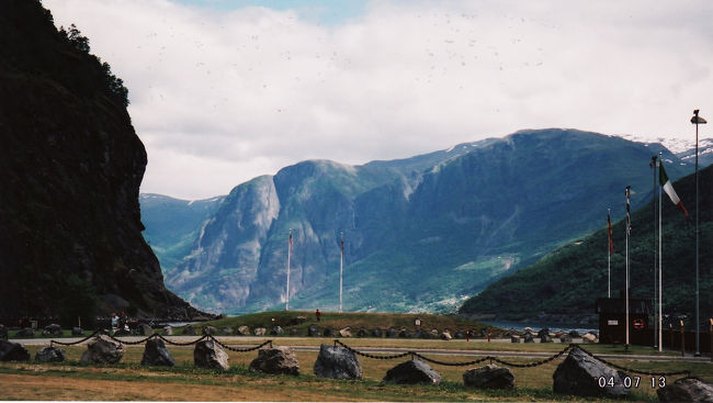 　フロムに到着<br /><br />　フェリーまで2時間ぐらい時間があったから、カフェテリア形式のレストランでランチ。<br />　フェリー乗り場付近に土産物屋やらレストランがかたまってたけど、観光地だからかとにかく高い。サーモンサンドがkr100。スキー場みたいなもんかな。味は日本人の私にはかなり濃かった。