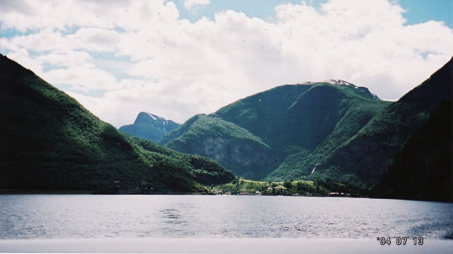 　フェリー最後尾より、フロム。<br /><br />　グドヴァンゲンへ行く途中、アウランで少しだけ停まる。