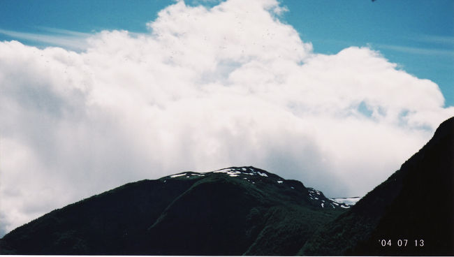 　空気は冷たく、雪がチラホラ見えるけど、空は夏の空。