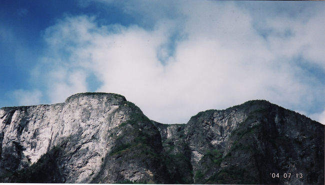 　こんな岩肌の崖が延々と続く。