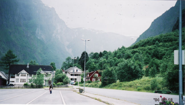 　グドヴァンゲン到着。<br />　霧が出てきて寒さ倍増。<br /><br />　バスは、既に待ってるが何台かあって、どこ行きのバスかがわかりにくくて要注意。待ってるバスはたいていどこかのホテル直行か、パックツアーのバスだった。<br /><br />　ヴォス行きのバスはちょっと待ったら来た。<br />　バスのドライバーはけっこう若そうな女の人。まだあんまり慣れてないみたいで、途中蛇行した急な山道を通るから、無事通れるように祈ってね、とドライバーよりコメント。おいおい、頼むよ。<br />　蛇行した山道を抜けたらスタルハイム・ホテルで休憩。山道を無事通った後、乗客みんな拍手。まあ、無事で何よりでした。