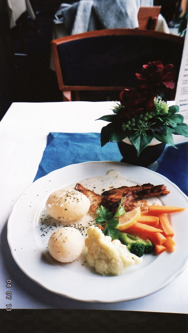 　ベルゲンに着いてから、魚市場近くのレストランで夕食。<br />　カフェテリア形式になってて、私が行ったときはけっこうすいてた。ブリッゲンが海を挟んで見えて、眺めも良い。そこそこリーズナブルでお腹もふくれた。