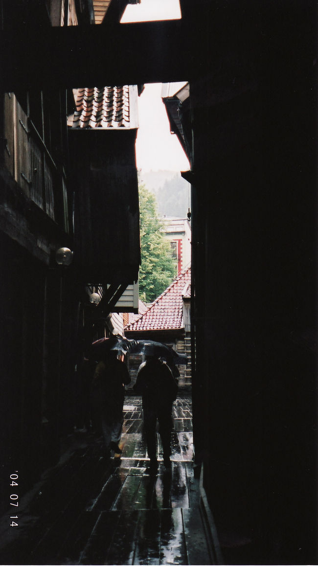 　翌日はベルゲン市街を散策。<br /><br />　写真はブリッケン。小雨がちらついて寒い。<br />　天気のせいで薄暗く、重厚感が増して、ブリッケンは雰囲気出てた。