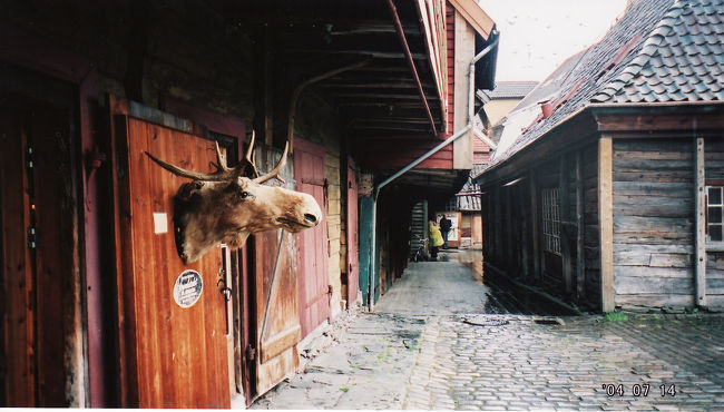 　ブリッゲン内。<br />　手工芸の工房がたくさんある。写真のお店は皮革製品店。