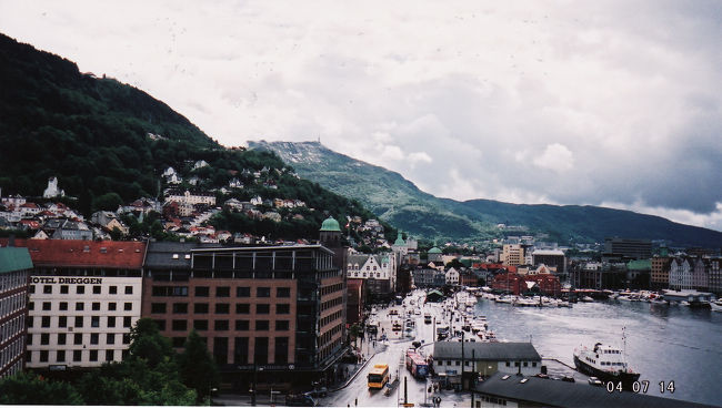 　ローゼンクロンツの塔より。<br /><br />　この塔は、1回に見学できる人数が決まってるらしくて、入り口で少し待たされた。<br /><br />　外からだと3階建てぐらいの建物に見えるけど、らせん状になった階段の途中あっちこっちに部屋があって、実際何階なのかわからない、不思議な造り。