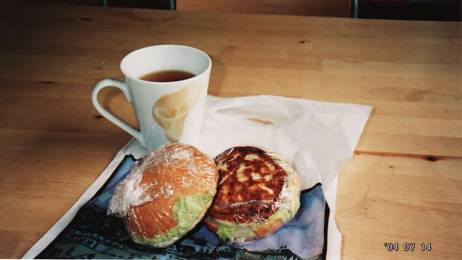 　魚市場に日本人のおじさんが働いてて、いろいろ世話やいてくれた。エビとか味見させてくれた。朝食も安くしてサンドイッチ作ってくれたし。まあ、日本人のおじさんじゃなくても「まけて」って言ったら多少は引いてくれたけどね。<br /><br />　ランチは魚市場で買った魚のすり身のサンドイッチ。朝と比べて昼は観光客がごったがえしてたから、テイクアウトして宿で食べた。<br />