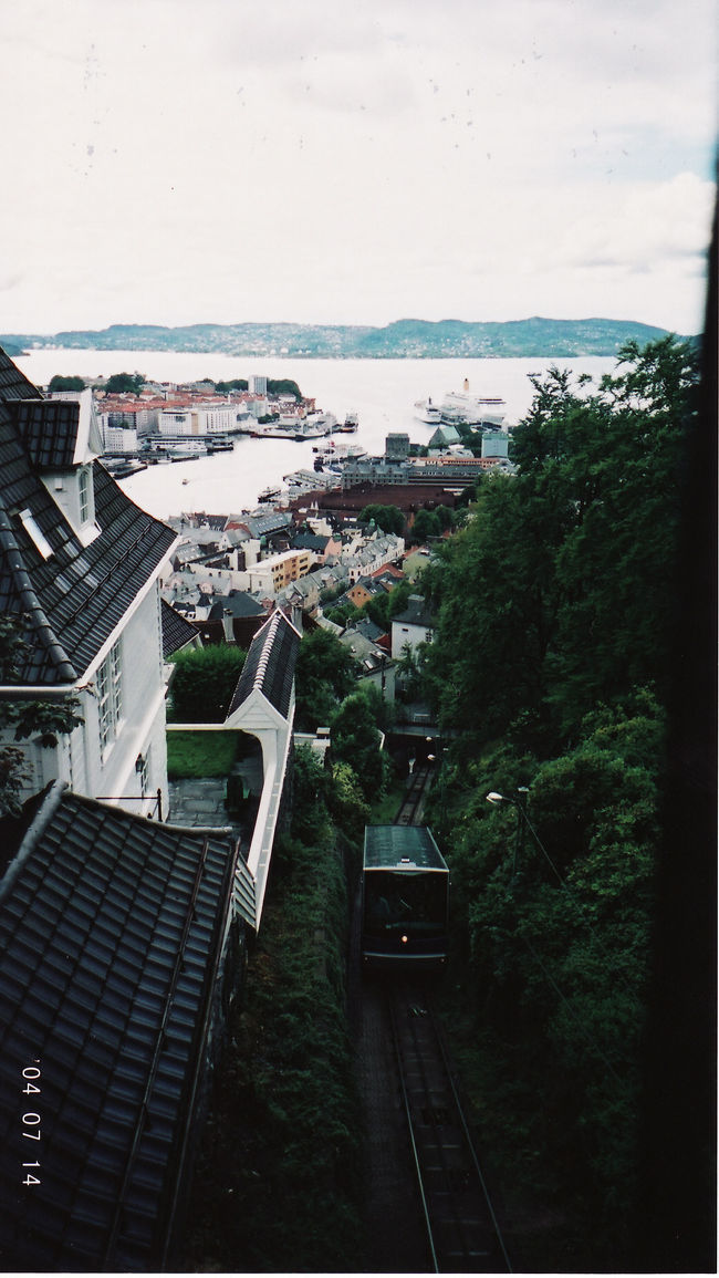 　午後過ぎには降ったりやんだりだった小雨が上がって、晴れ間が出てきたからフロイエン山へ。<br /><br />　ケーブルカーもあったけど、天気良くなってきたから歩いて登った。