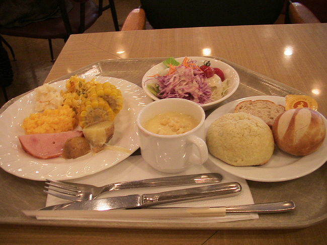 札幌グランドホテルでの朝食ですが、少し違う点があります。<br />それは、乳製品がとてもおいしいことです。<br />ミルク、バター、コーンスープの乳製品や、ポテト、コーンなどもとてもおいしいです。朝から、北海道を食べているな、ということを実感しています。