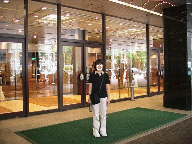 せっかくなので、ホテル正面で記念撮影を、パチリ。