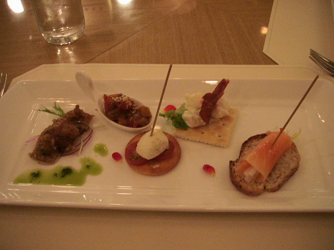 今日は、一日中出歩いて少々疲れているので、夕食はホテルでとることにしました。<br />１階のレストランでセットメニューをオーダーしましたが、格安ながらすばらしい味わいの料理をいただくことができました。さすが札幌グランドホテルです。