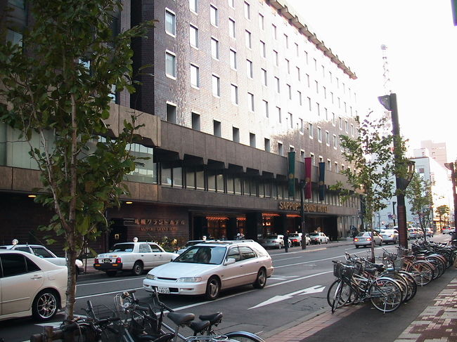 札幌では、札幌グランドホテルに２泊しましたが、さすがに老舗のうわさに違わぬ素晴らしいホテルでした。スタッフの皆様の接客態度はぴか一でした。<br />ロビーで、少しでもうろうろした素振りでいると、何かお困りですか、と声をかけてくれました。<br />キーを持ってフロントに近づくと、ベルボーイらしきスタッフが「お預かりします」と言ってくれました。<br />お客様を大切に思う気持ちでいっぱいなのでしょう。