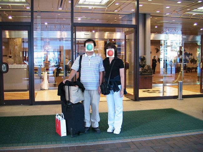 さて、今日はホテルを後にして羽田に戻ります。<br />ホテル正面で記念撮影です、パチリ。