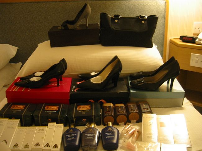 ナインウエストの靴が7000円、ＢＣＢＧの靴が6000円、オンペダー（レンクロの靴独立店舗）の靴が8000円など、とってもお買い得でした！！今回は高級ブランド靴よりも数が欲しかったのでいっぱい買いました！！<br />セリーヌのブギーバッグも破格値でした！！